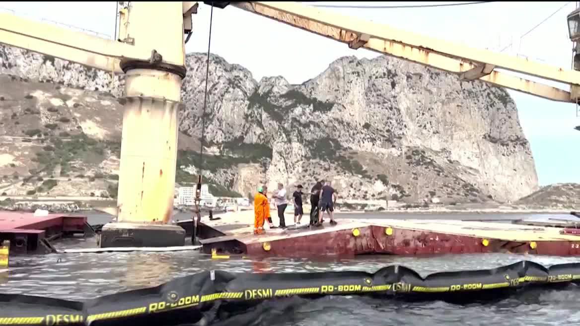 Gibraltarren erdi hondoa jota dagoen ontziko erregai guztia larunbat honetan ateratzea espero zuten, baina arazoak sortu dira. OS 35 itsasontziko makina gelak zulo bat du, eta ura sartzen ari da.