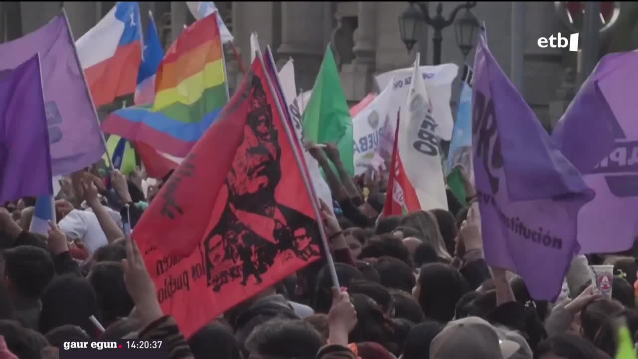 Besteak beste, gizarte eskubideak, genero berdintasuna, zaintza eta herri indigenen eskubideak bermatuko lituzke Konstituzioak. Halere, testuak zatiketa eragin du txiletarren artean, eta ezbaian dauden herritarrek baldintzatuko dute emaitza.