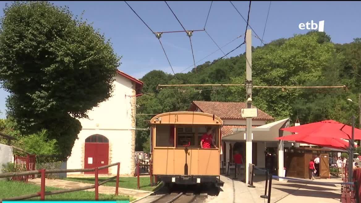 Larrungo trenak aurtengo denboraldia gaur agurtu du. Bihartik aurrera, eta bederatzi hilabetez, burdinbideak guztiz aldatzeko lanak hasiko dituzte. Aurtengo denboraldia motzagoa izan arren, arrakastatsua izan da:250.000 bisitarik hartu dute trena.