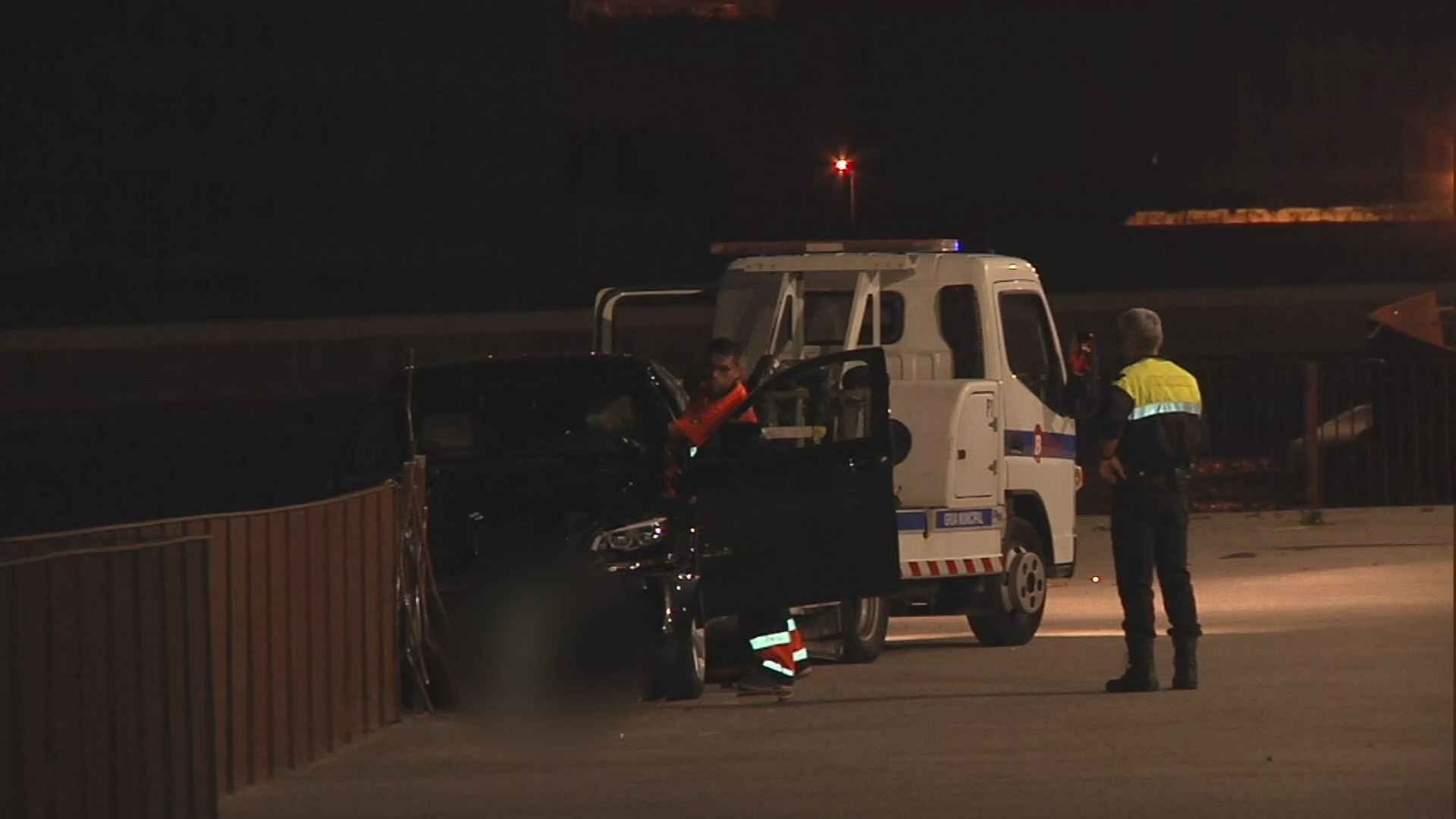 Agentes en el lugar tras el accidente. Una imagen obtenida de un vídeo de EITB Media.