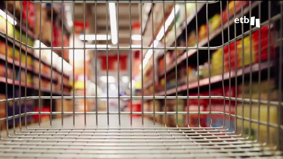 Huevos, pan, leche de vaca, fruta... podrían contar con un precio máximo, llegando a un acuerdo con las grandes distribuidoras, según ha propuesto la vicepresidenta segunda del Gobierno español.