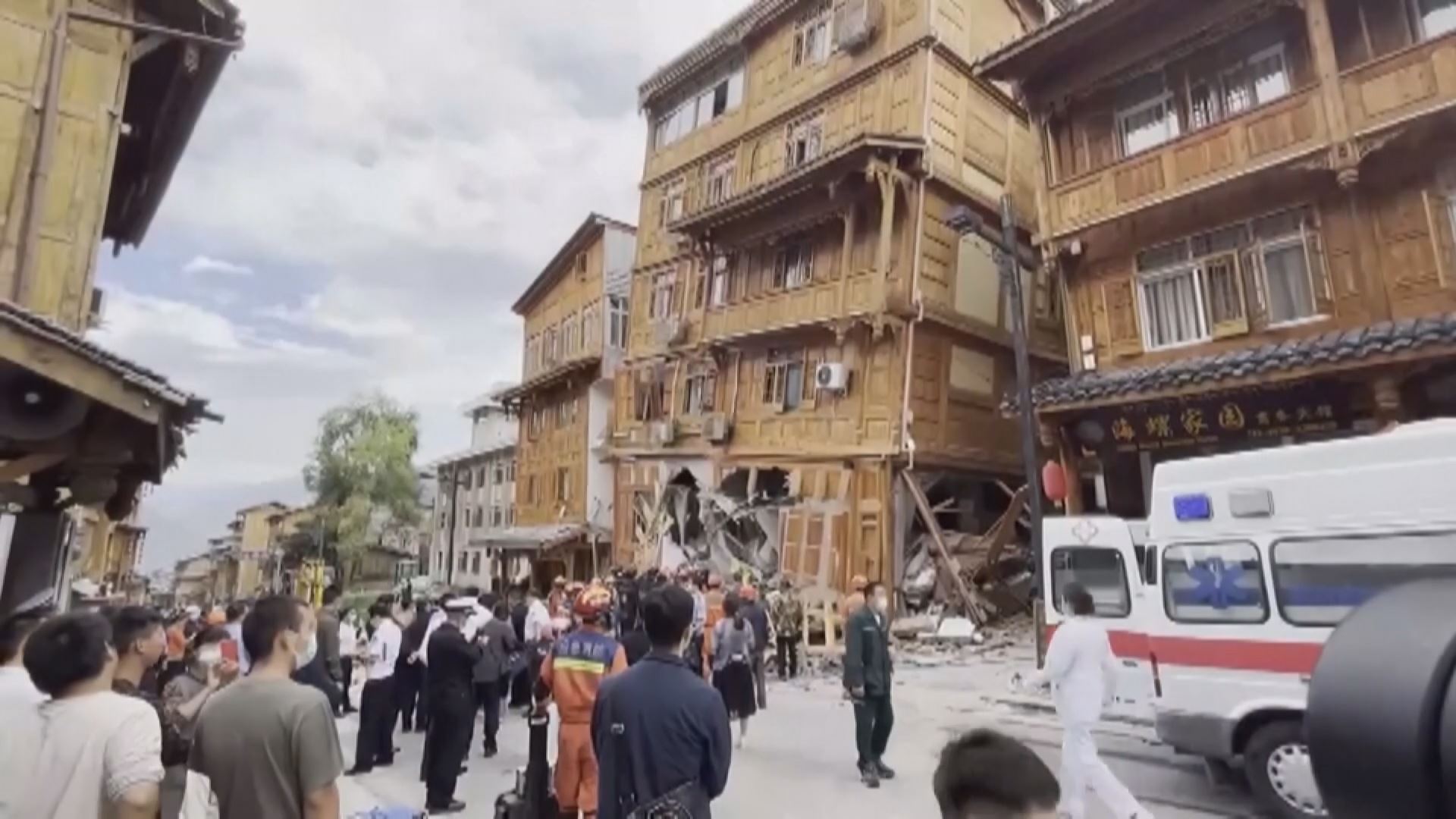 Lurrikara Sichuanen. Agentzietako bideo batetik ateratako irudia.