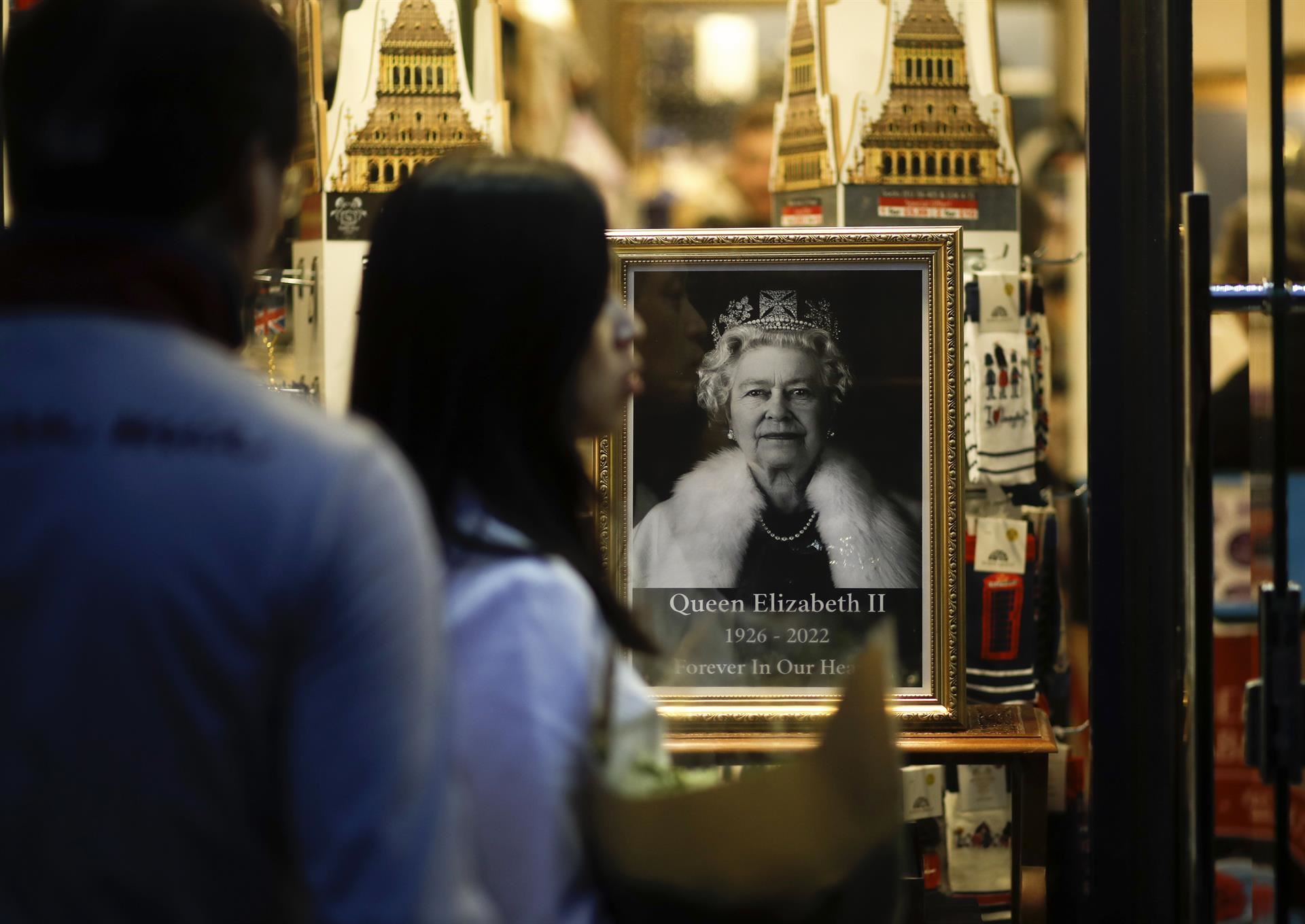 Imagen de un memorial de Isabel II en un establecimiento en Londres. Foto: EFE
