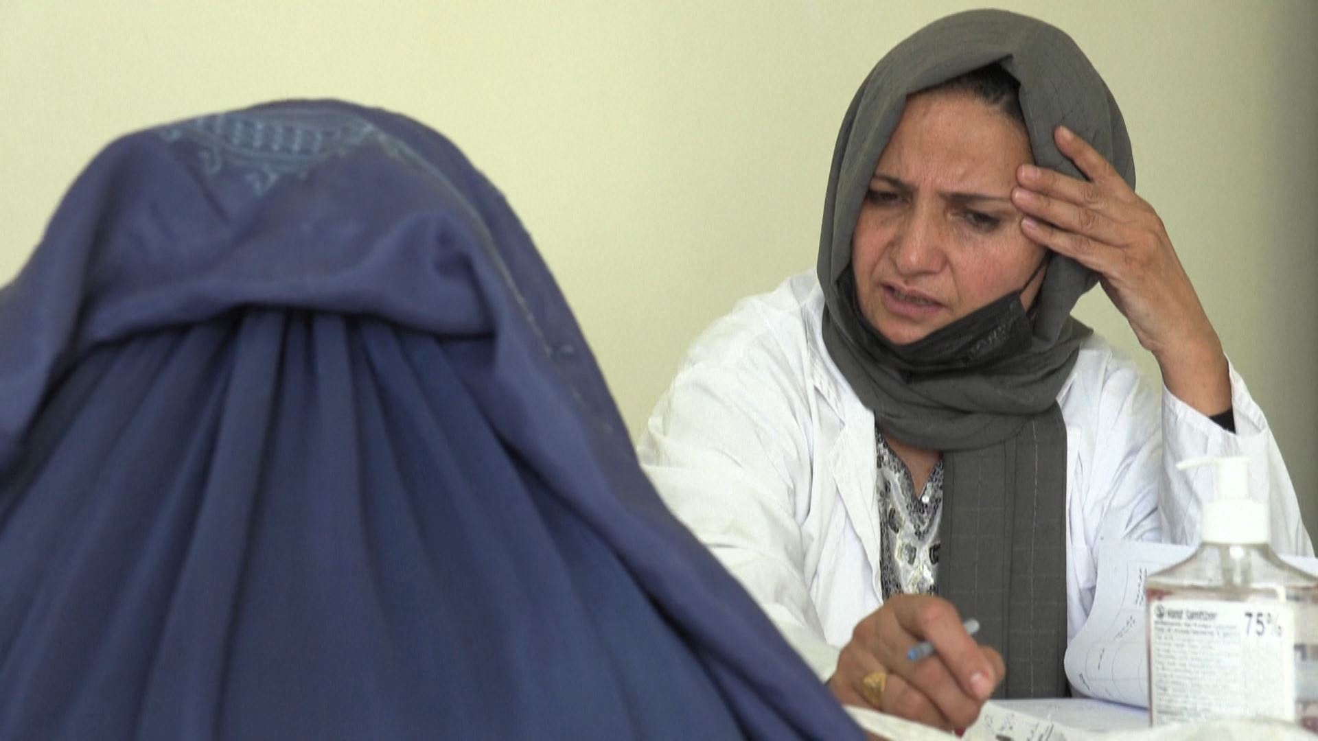 Afganistango buruko osasun zentroan, espezialista eta pazientea