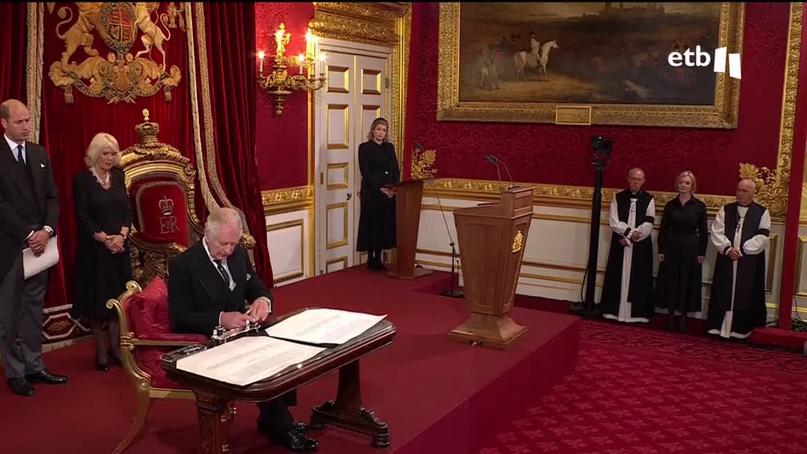 Los británicos miran a su nuevo monarca. La mayoría opinan que Carlos III representará la continuidad sosegada de la monarquía.