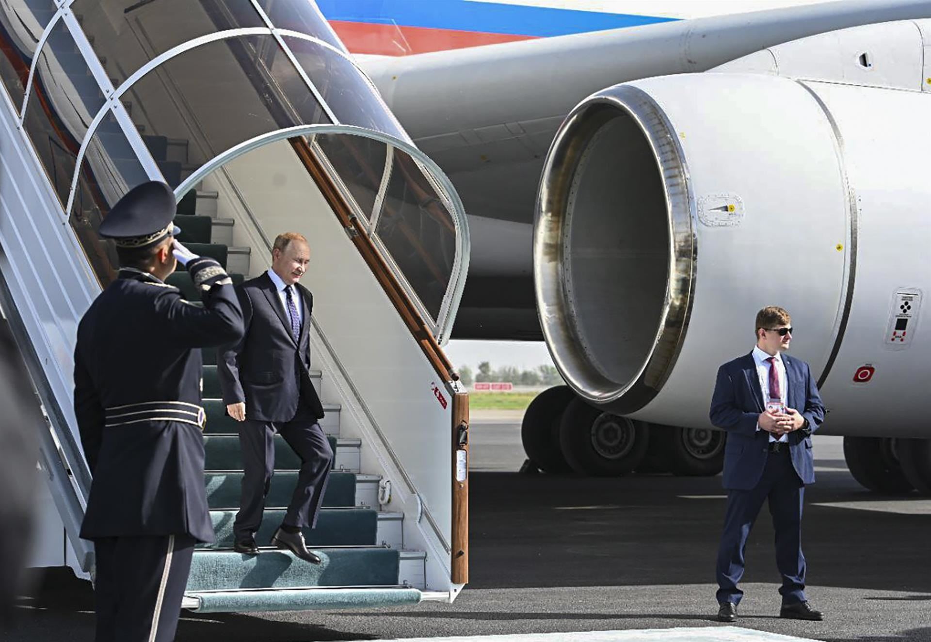 Putin hegazkinetik jaisten. Argazkia: EFE.