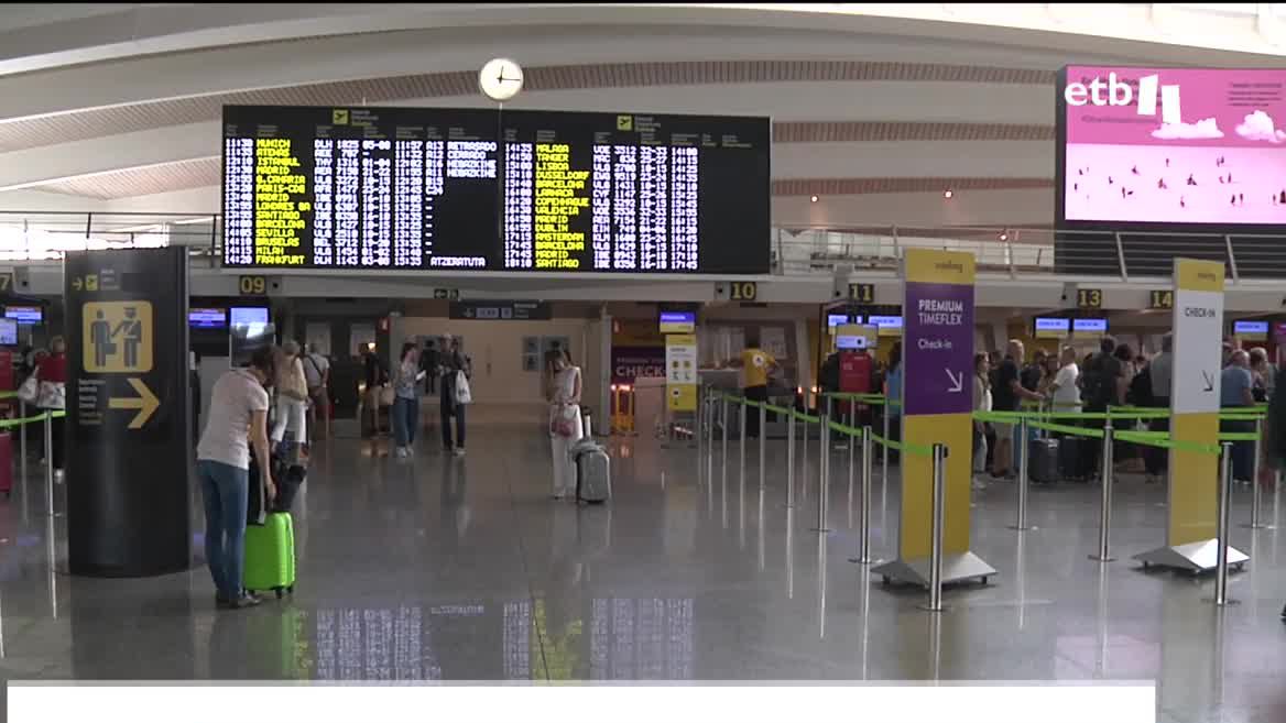 En Loiu, Air France ha cancelado seis de los ocho vuelos programados. En Biarritz, se han cancelado 19 vuelos. La huelga de los controladores en Francia está provocando retrasos también en los aeropuertos del Estado español.