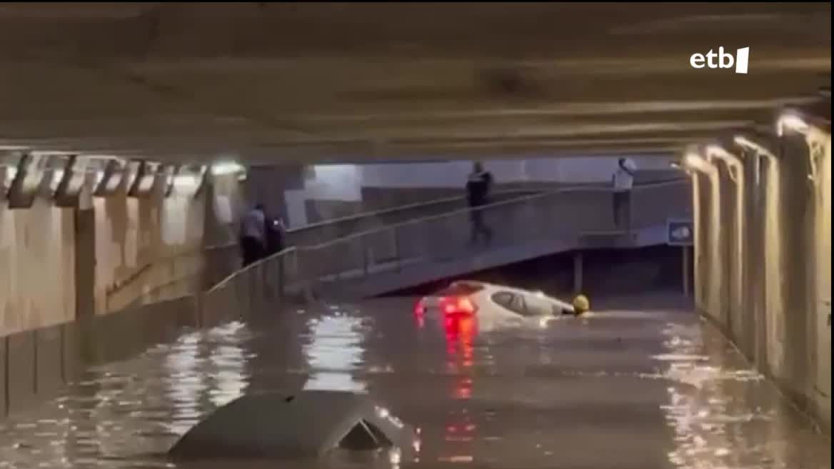 63 urteko gizon bat erreskatatu behar izan dute Mataron, tunel batean urak hartuta eta bera kotxean harrapatuta geratu ostean.