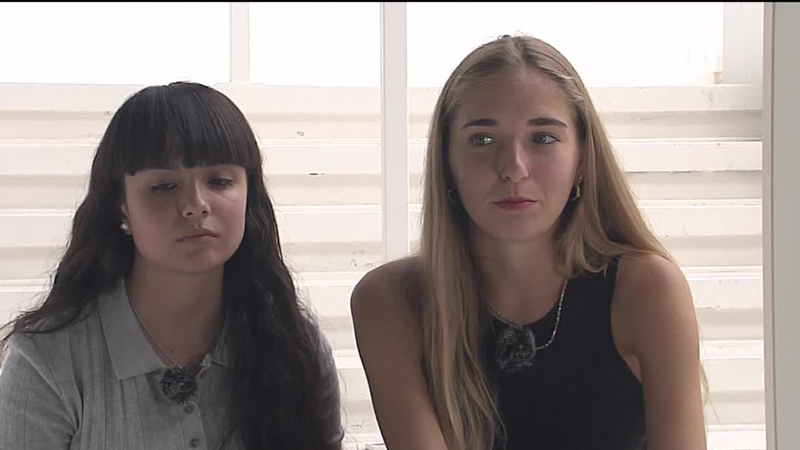 Bi ikasle. EITB Mediaren bideo batetik ateratako irudia.