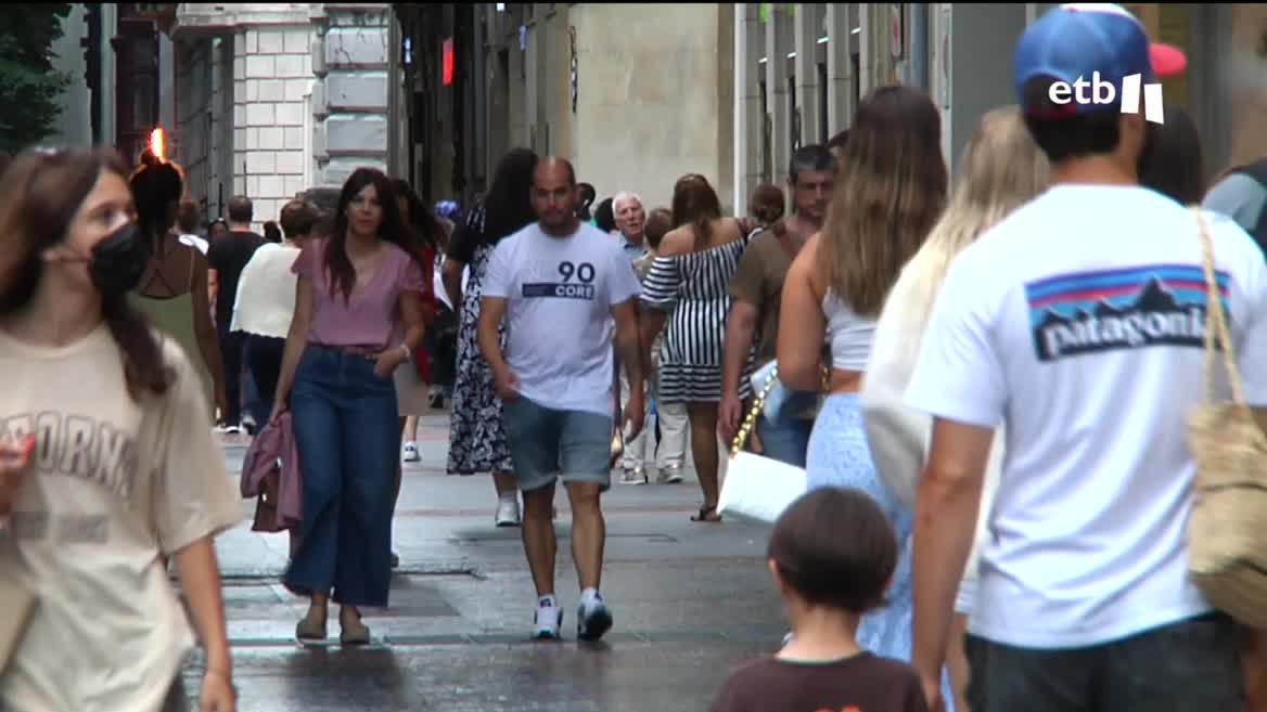 Personas paseando. Imagen obtenida de un vídeo de EITB.
