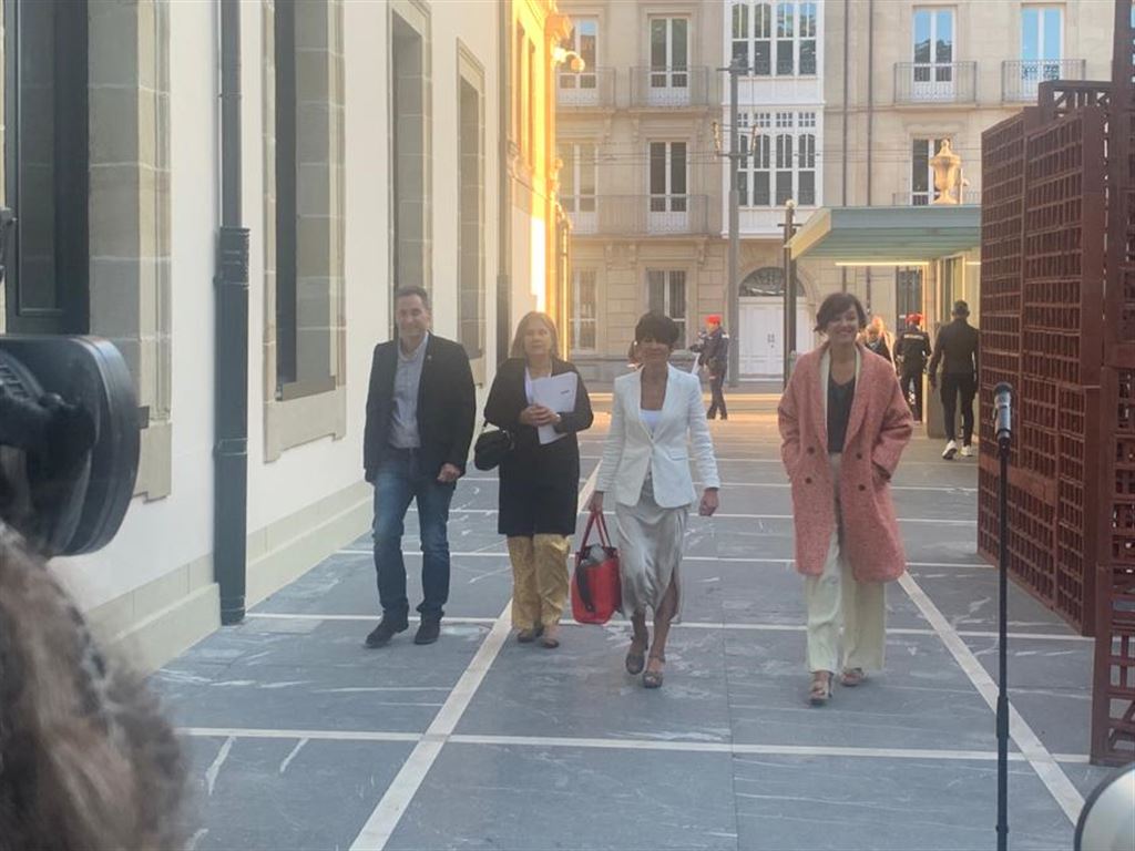 Representante parlamentarios de EH Bildu llegando al Parlamento Vasco. EITB Media