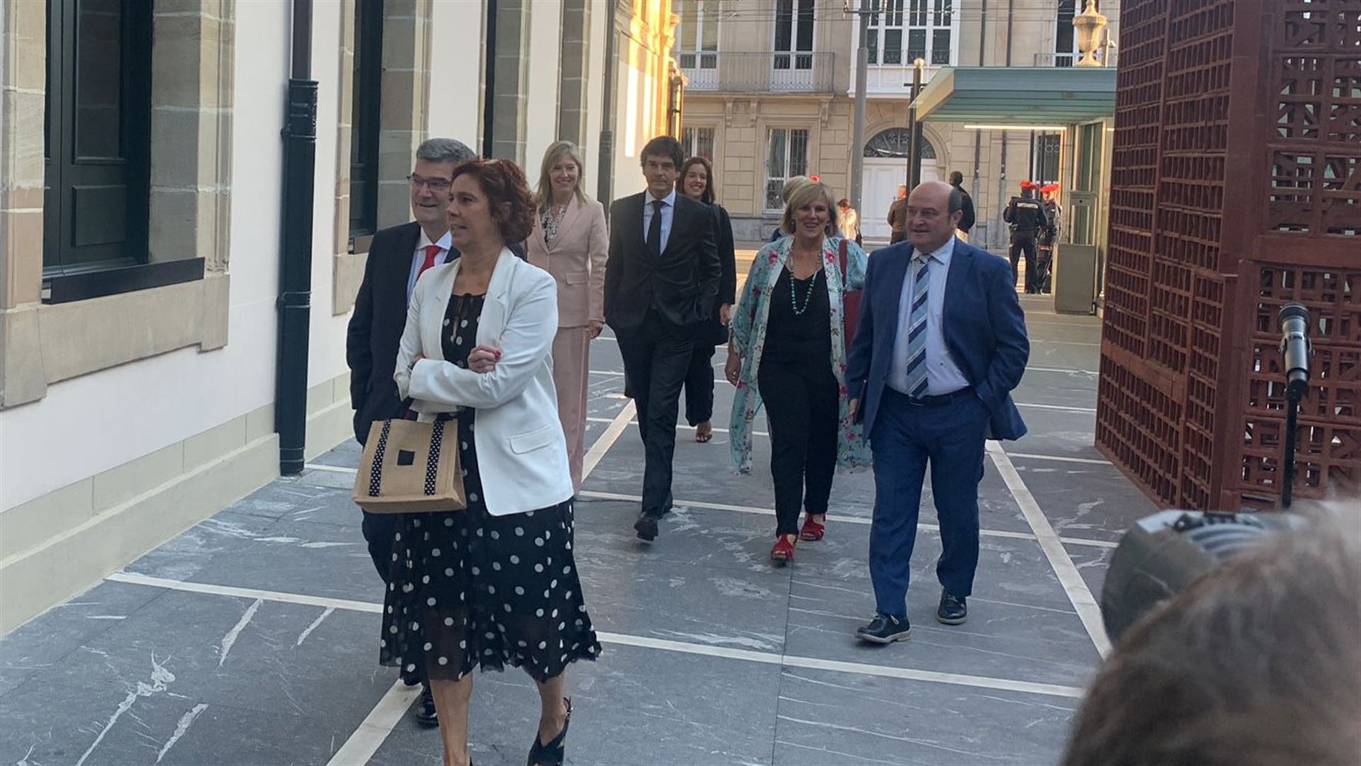 Personalidades del PNV, llegando al Parlamento Vasco. EITB Media.