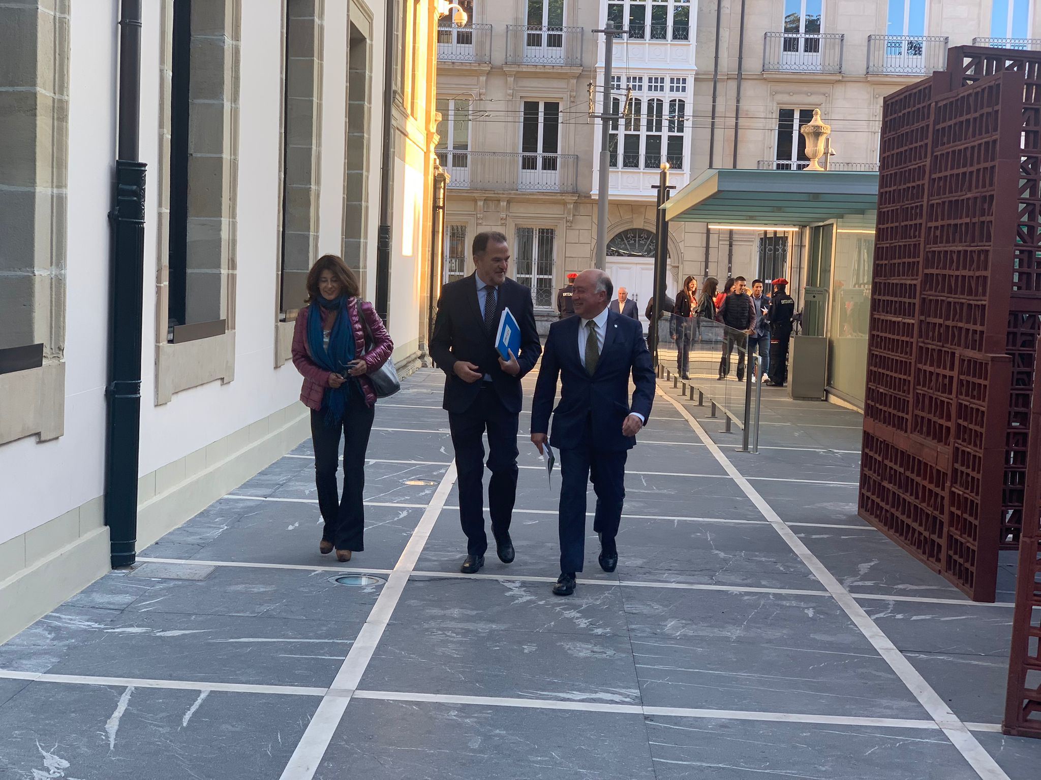 Representantes parlamentarios del PP a su llegada al Parlamento Vasco. EITB Media