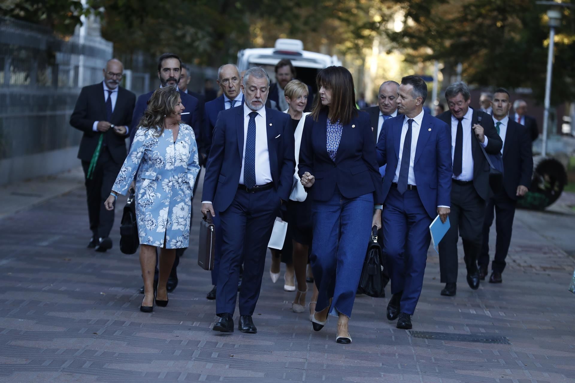 Miembros del Gobierno Vasco, dirigiéndose al Parlamento Vasco. EFE