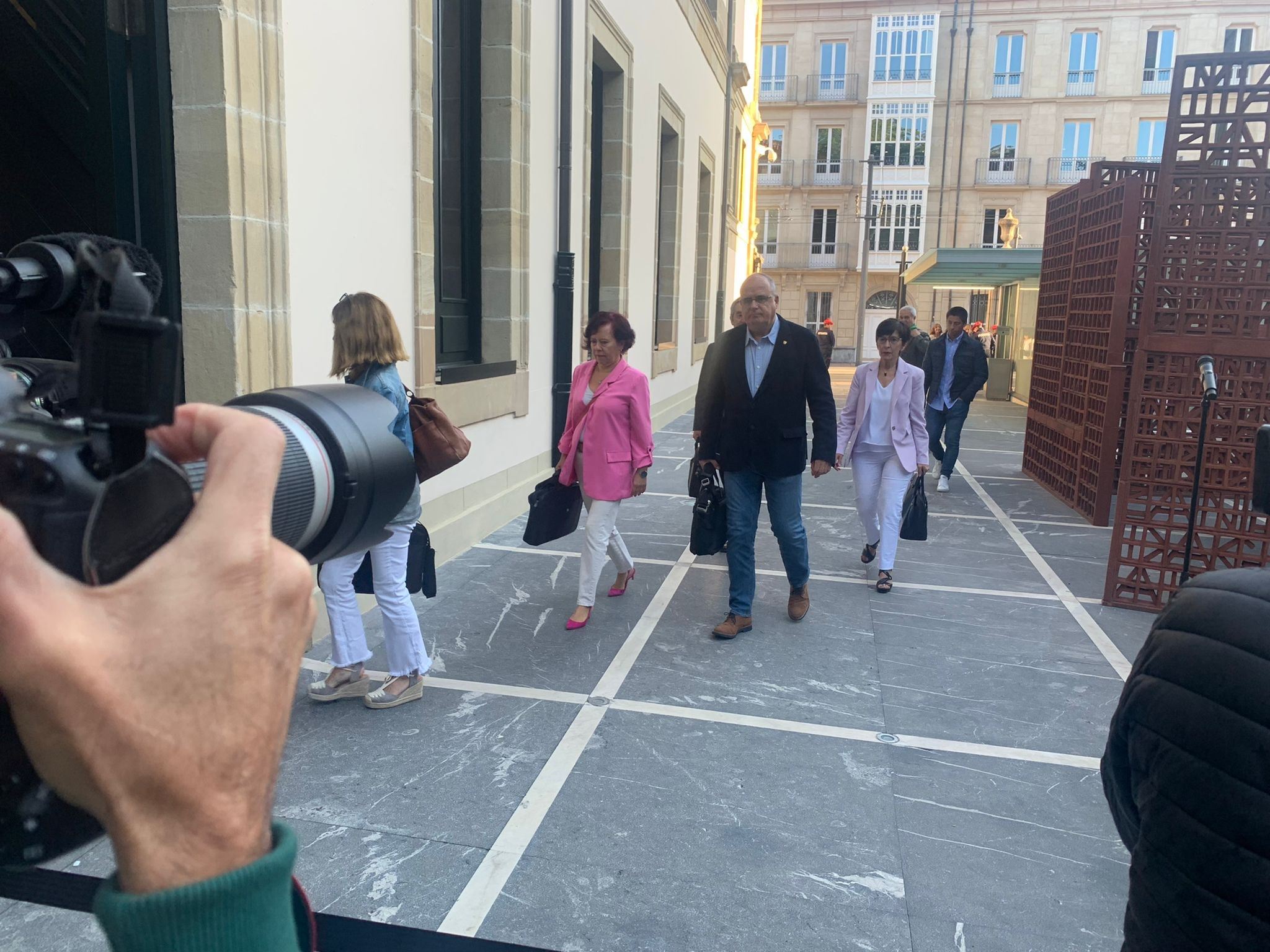Miembros del PNV, llegando al Parlamento Vasco. EITB Media.