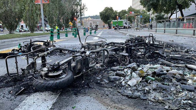 Algunos de los destrozos generados por los actos vandálicos de anoche. Foto: CIU