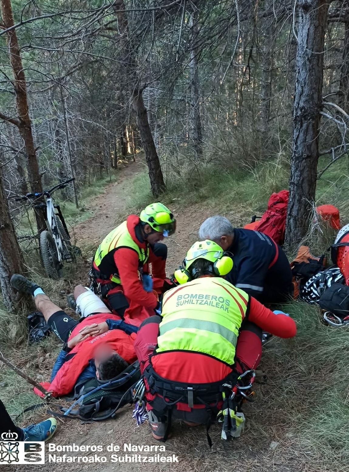 Imagen del ciclista accidentado en Olloki. Foto: Bomber@s de Navarra Twitter