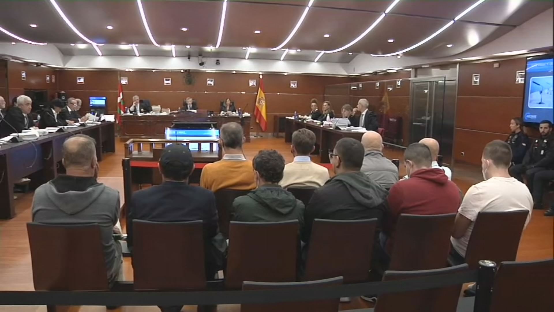Los diez acusados. Imagen obtenida de un vídeo de EITB Media.