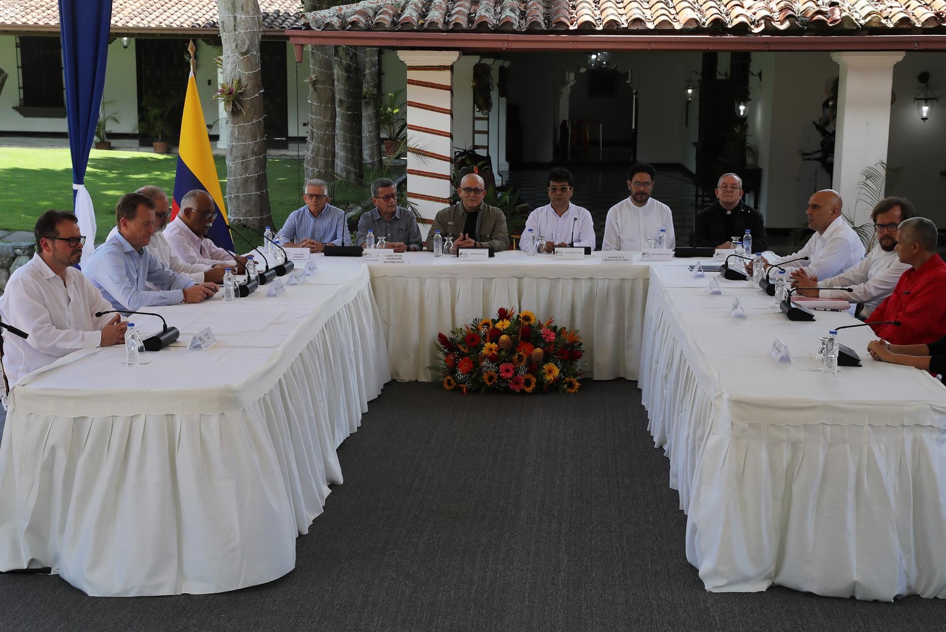 Reunión entre el Gobierno de Colombia y el Ejército de Liberación Nacional. Foto: EFE