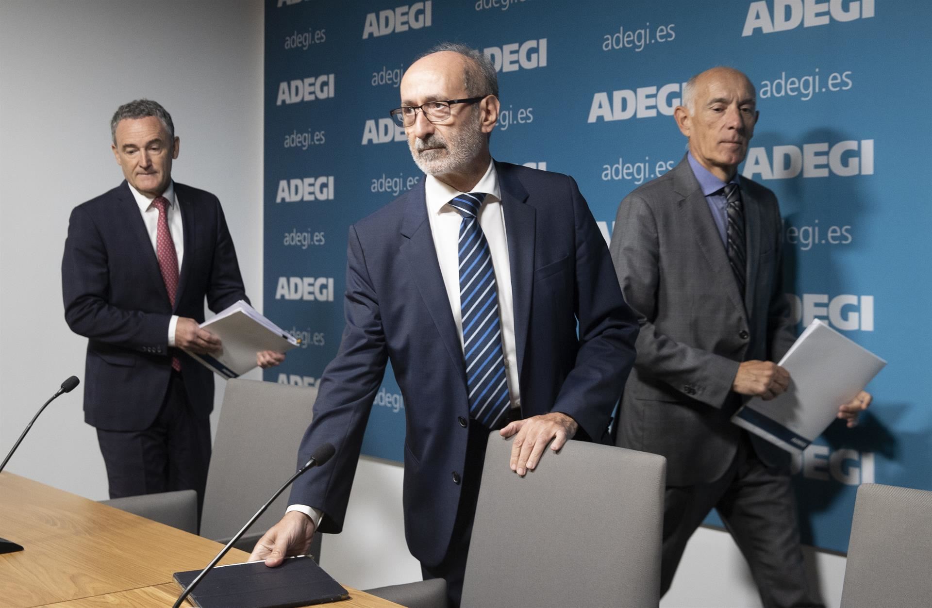 Eduardo Junkera, presidente de Adegi, en el centro