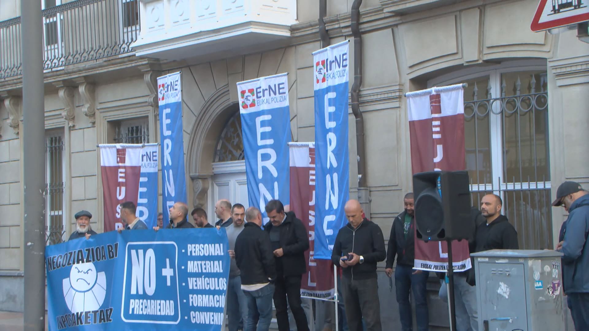 Protesta ante el Parlamento Vasco. Imagen obtenida de un vídeo de EITB Media.
