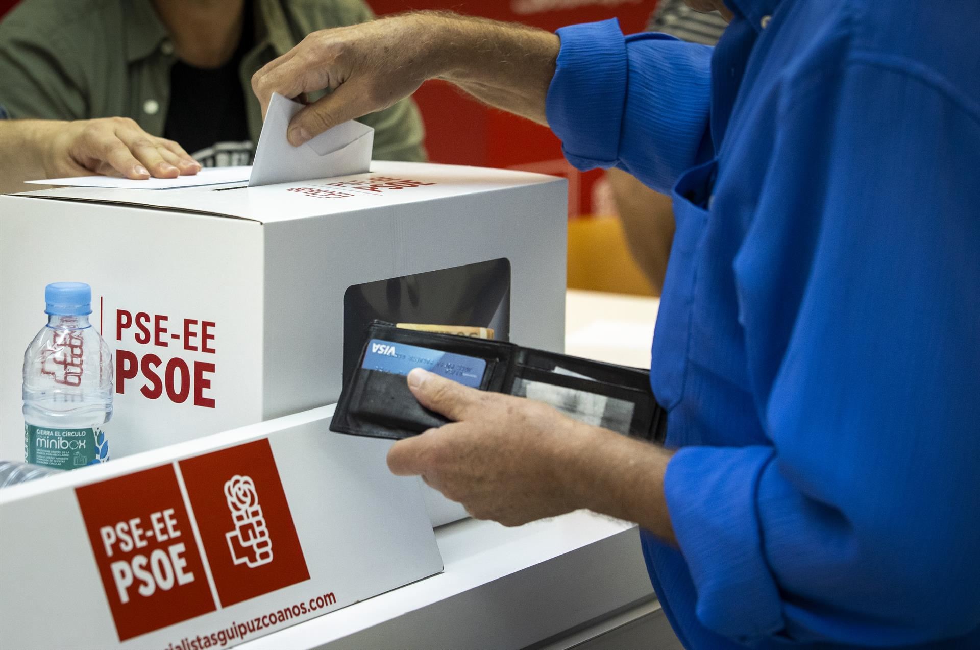 Afiliada del PSE-EE deposita su voto para elegir la candidatura a la Alcaldía. Foto: Efe