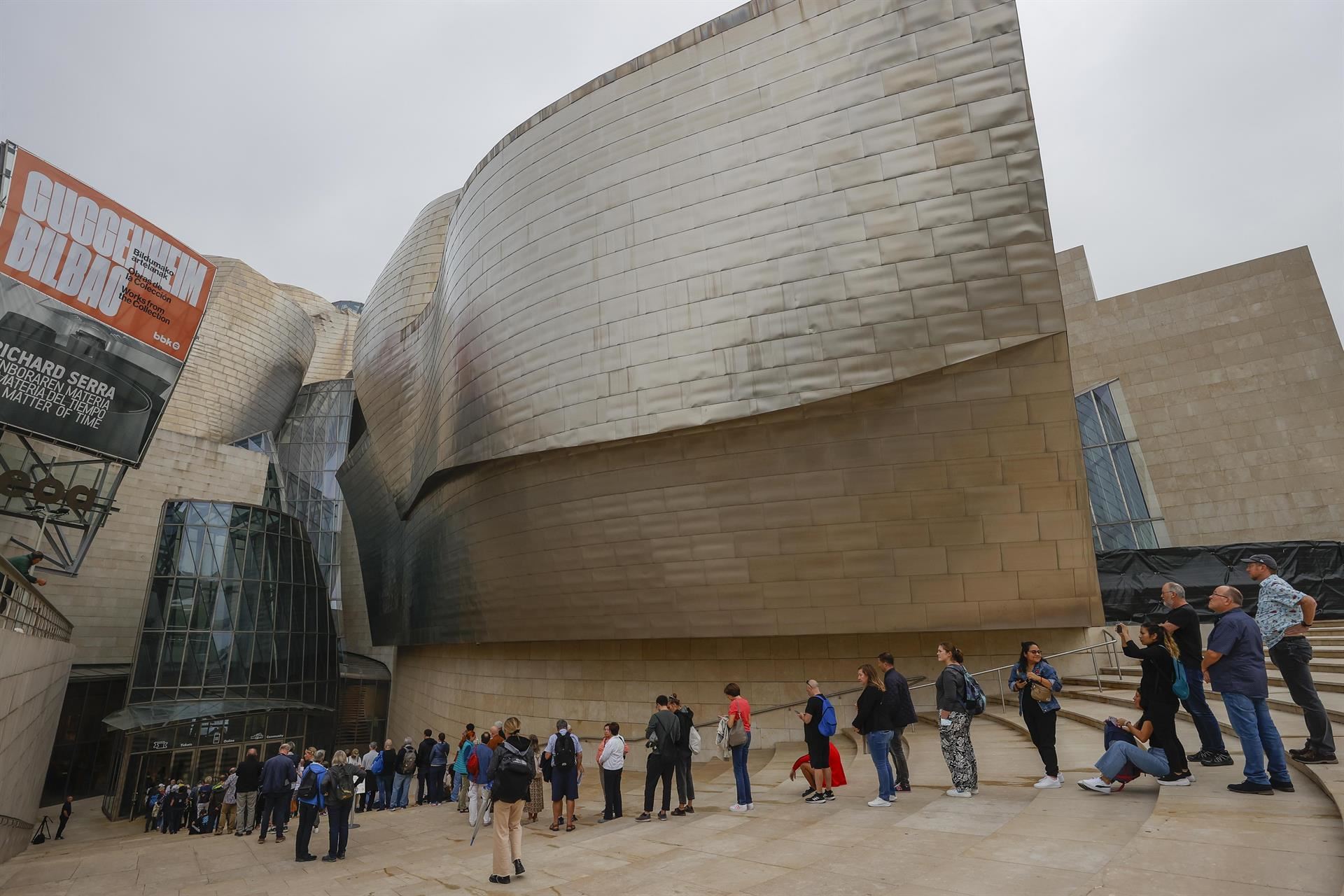 Varias personas hacen cola frente al Museo.