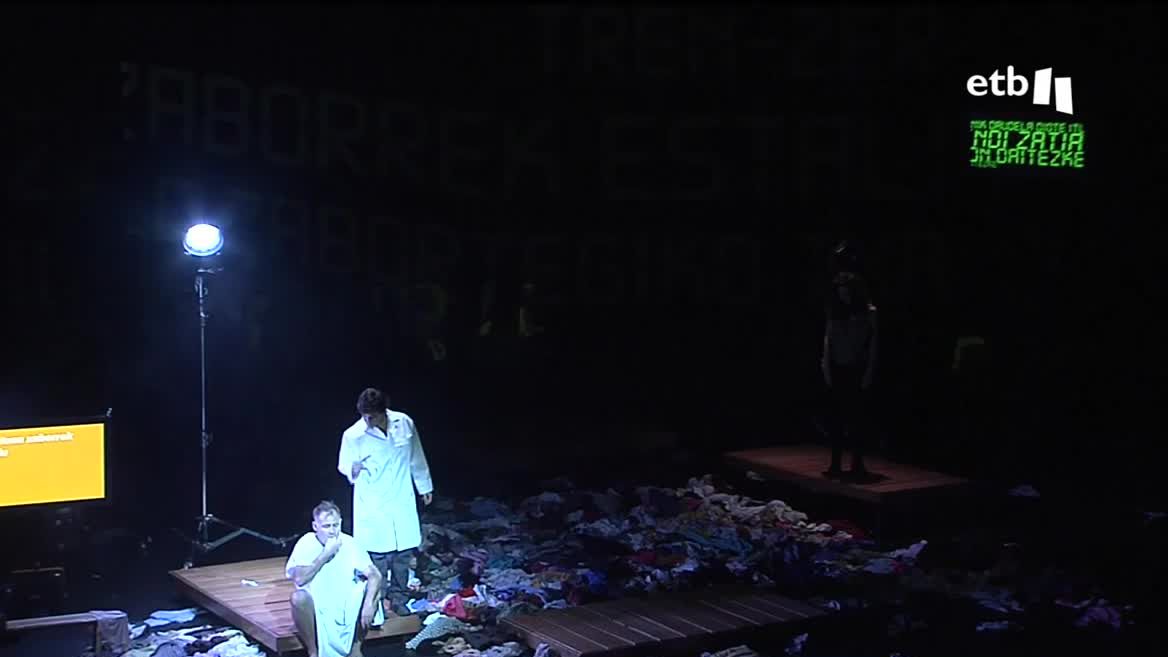 El estreno tendrá lugar en Luhuso, y, a continuación, dará comienzo a una gira por toda Euskal Herria. La basura sirve como metáfora teatral, en el escenario.