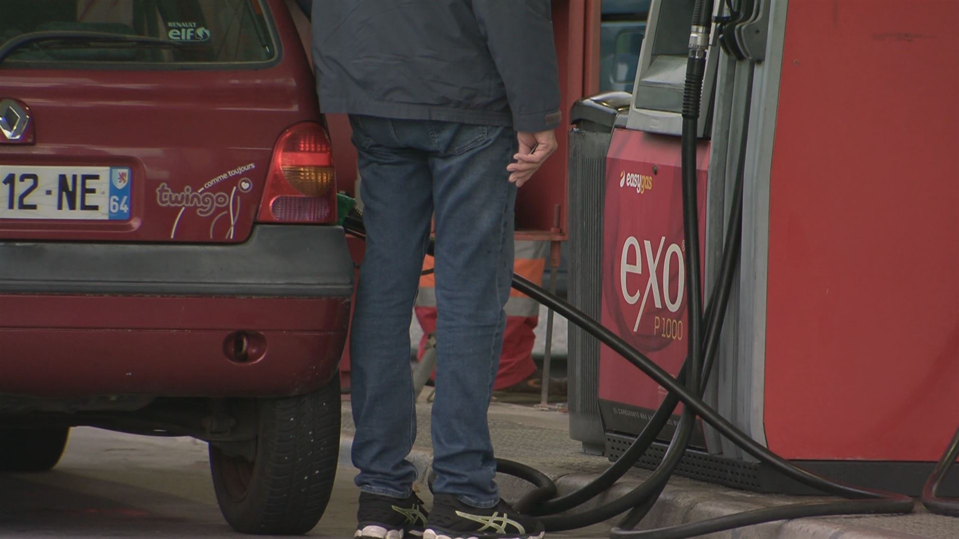 Muga inguruko gasolindegi bat. EITB Mediaren bideo batetik ateratako irudia.