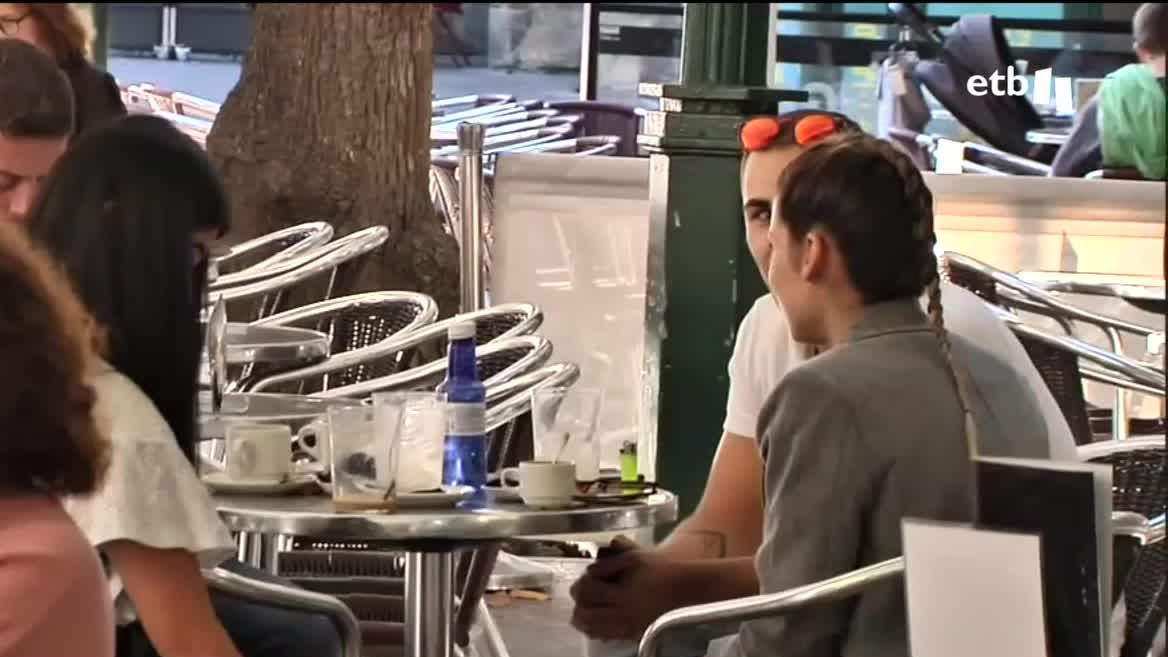 Una medida que han tomado debido a la subida de los gastos. En un bar de Donostia-San Sebastián cuando la terraza está llena los clientes tienen un tiempo máximo para consumir, como durante la pandemia.