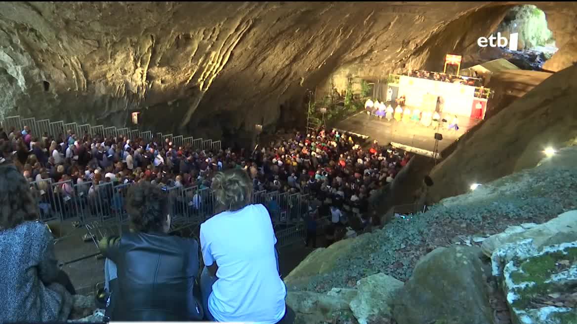 Larunbat honetan, Zugarramurdiko leizeak 'Maddiren trajeria' pastoralaren eszenatoki bihurtu dira. Sara, Urdazubi, Ainhoa eta Zugarramurdiko herritarrak elkartu egin dira, mugaz gaindiko pastorala eskaintzeko.