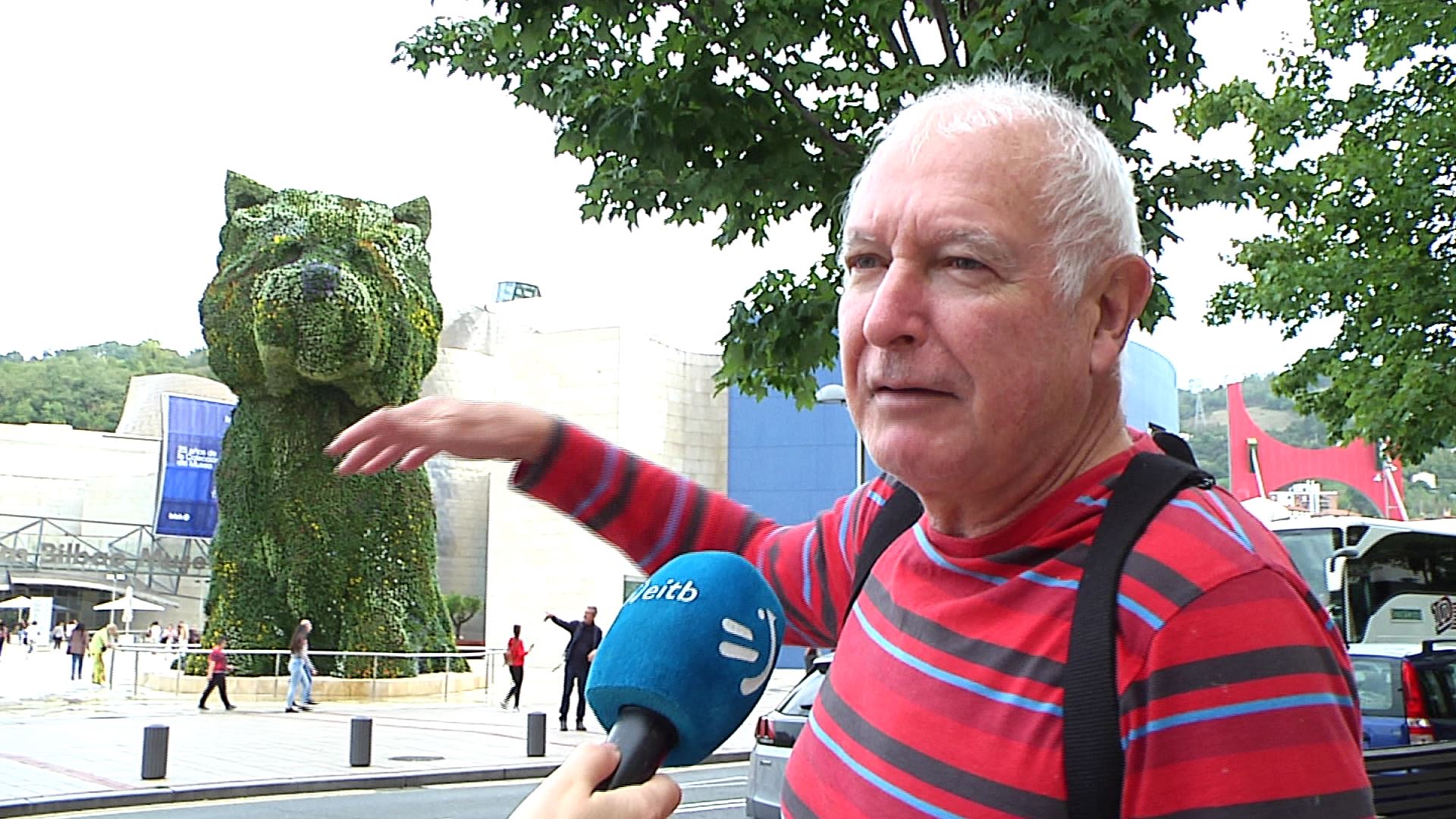 Herritar bat Guggenheim atarian. EITB Mediaren bideo batetik ateratako irudia.