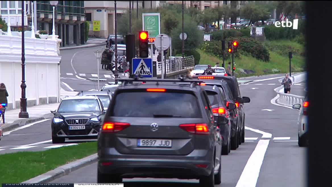 EITB Dataren emaitzen arabera, ohiturak aldatzen ari gara, baina oso poliki. Garraio publikoa gehixeago erabiltzen dugu eta, hirietako azpiegiturak ere pixkanaka-pixkanaka aldatzen ari direnez, oinez eta bizikleta ibiltzeko ohitura hedatzen ari da, baina autoa erabiltzen dugu gehienbat.