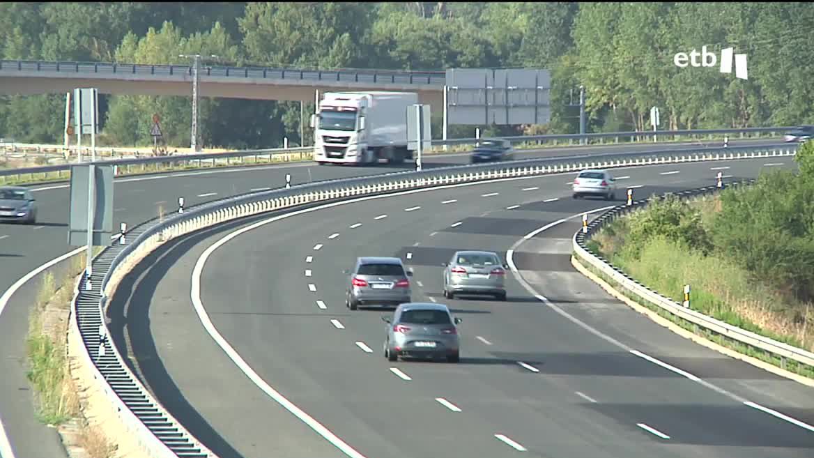 Los resultados del sondeo de EITB Data afirman que estamos, poco a poco, cambiando de hábitos. Euskadi es la cuarta comunidad con más desplazamientos en transporte público del Estado, aunque seguimos usando el transporte privado para la mayoría de desplazamientos.