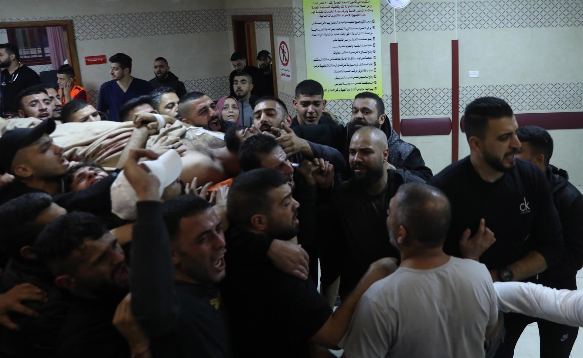 Uno de los fallecidos. Foto: EFE.