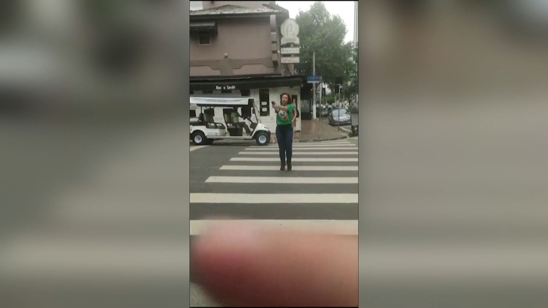 Carla Zambelli, pistola en mano