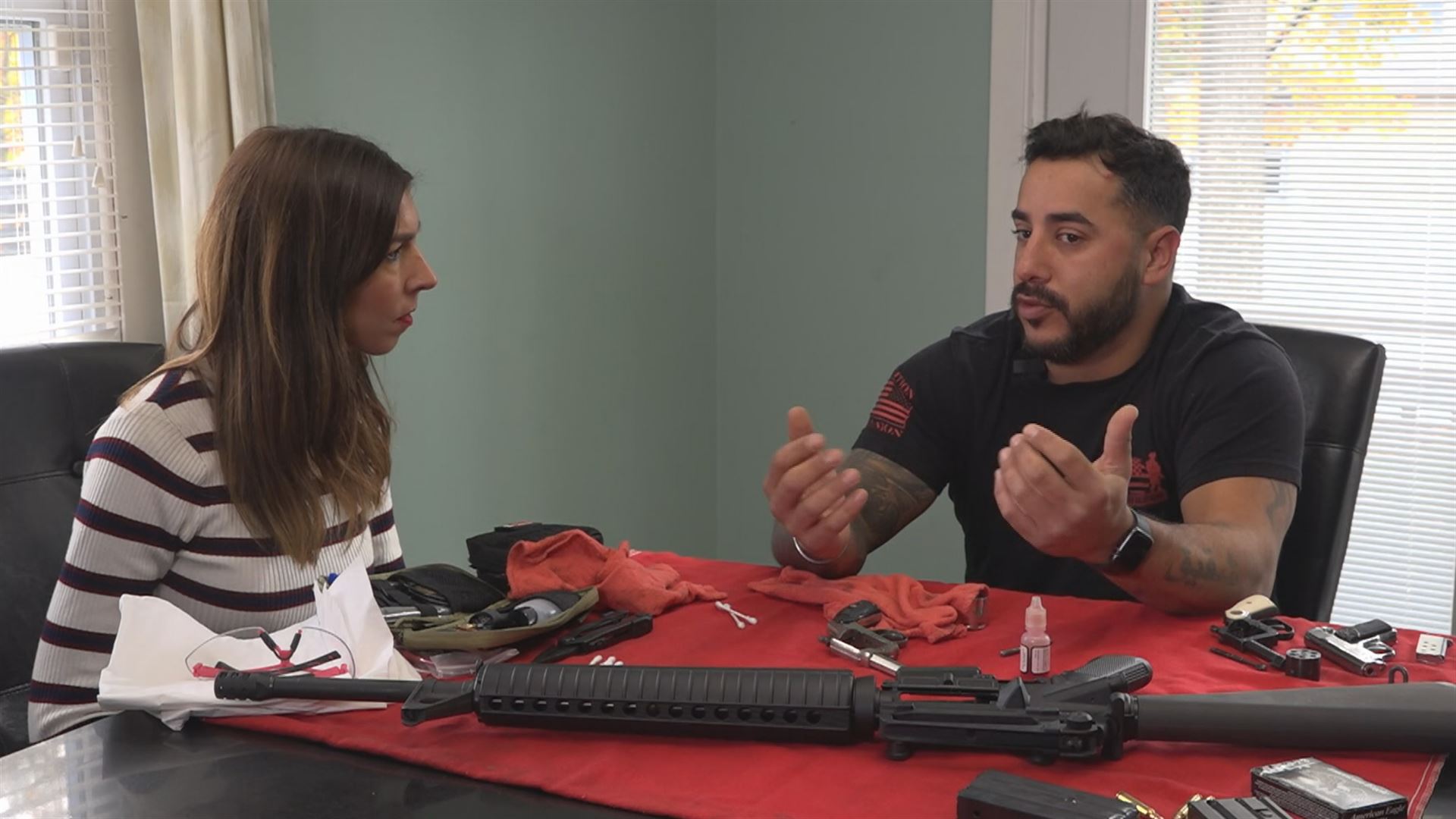 Amaia Uribe eta Eddie Cousiño. EITB Mediaren bideo batetik ateratako irudia.