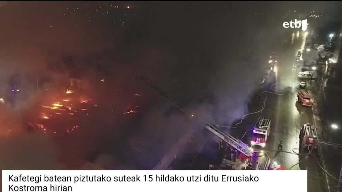 Bezero batek bengala pistola batekin tiro egin eta su hartu du kafetegiak. Ondorioz, teilatua erori da, bezeroak azpian harrapatuta. Gainera, 250 lagun ebakuatu behar izan dituzte.