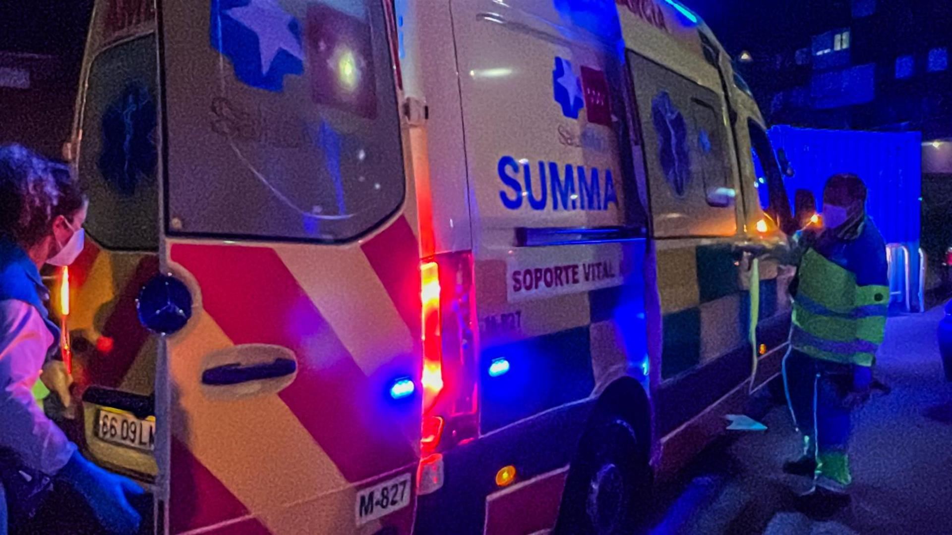 Una de las ambulancias del SUMMA desplazadas al lugar del crimen.