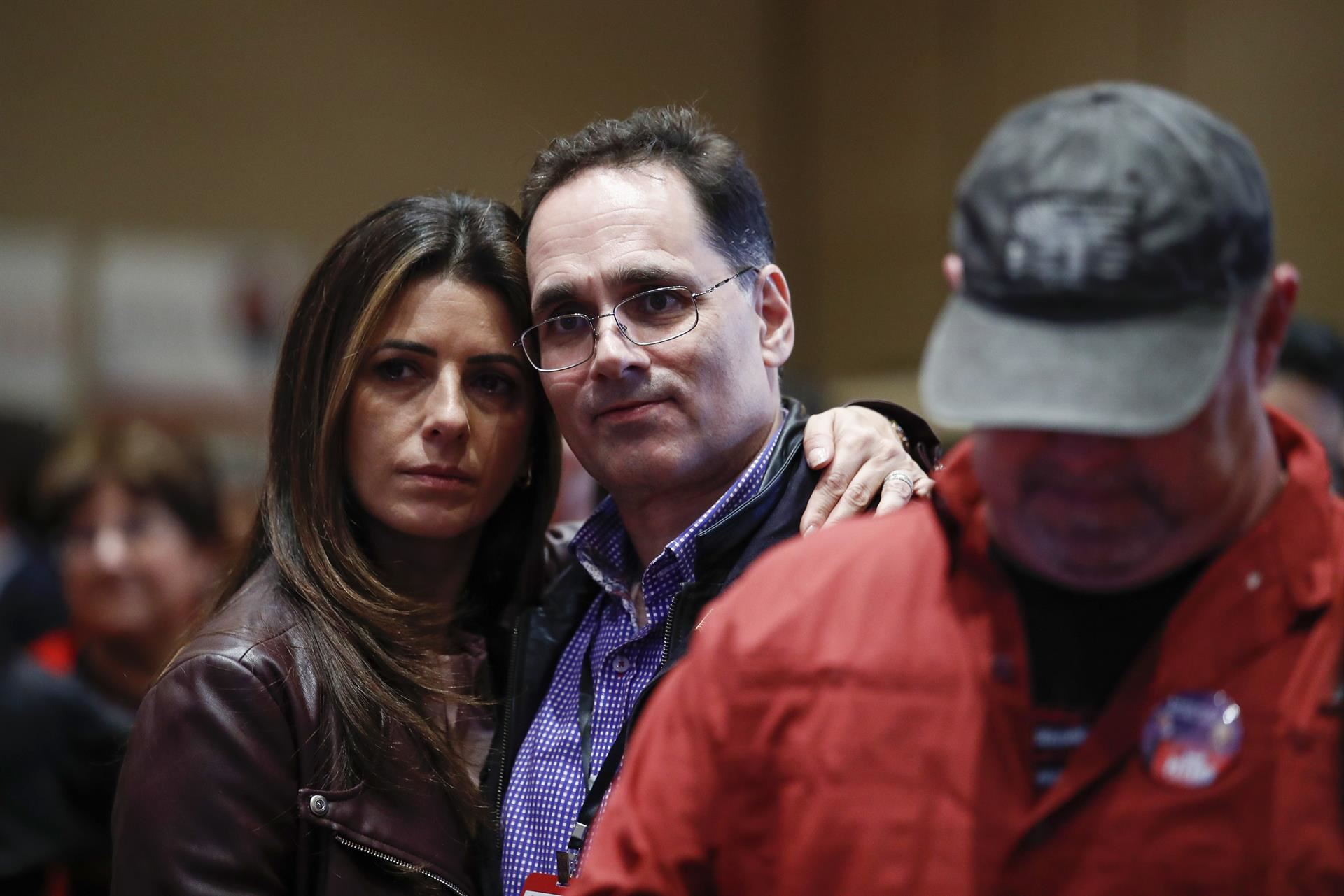 Dos simpatizantes republicanos siguen con pesar el recuento en Nevada.
