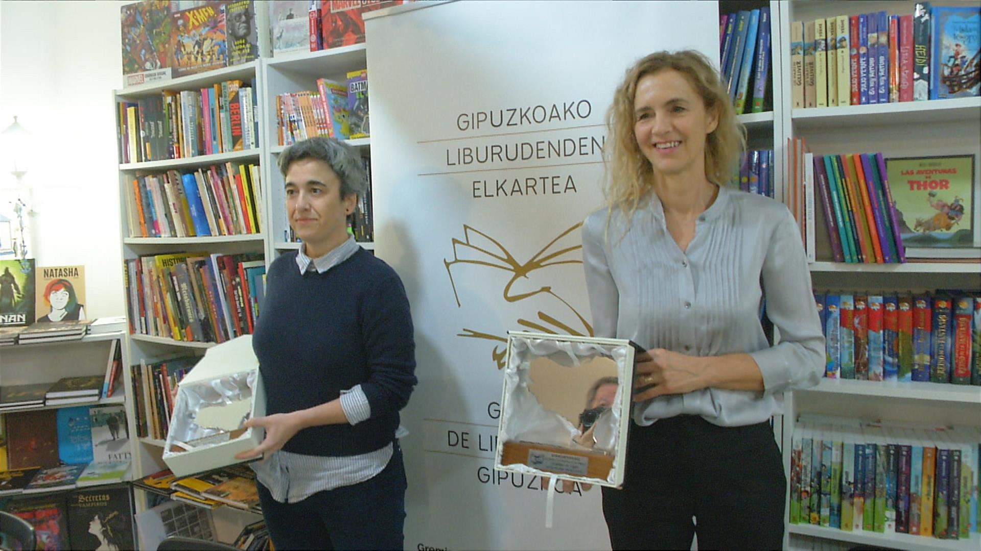 Ana Malagon eta Delphine de Vigan, saria emateko ekitaldian