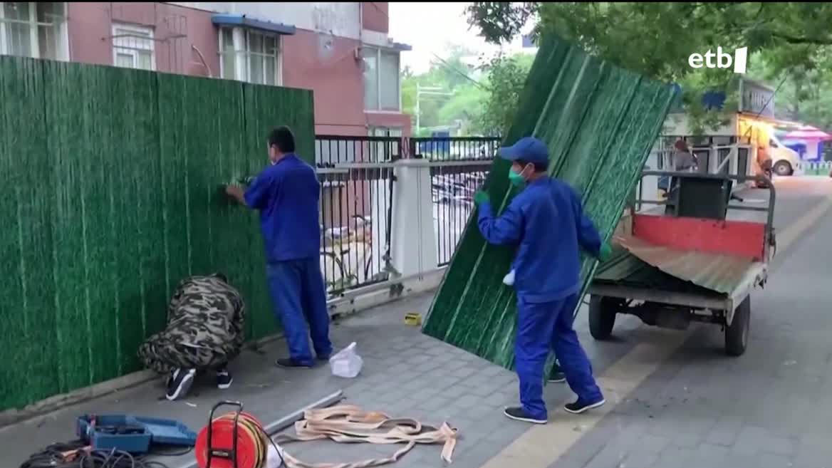 Txinan, covid zero politikak arazo psikologiko ugari eragiten ari dira. Etxebizitza batean positibo kasu bat antzemanez gero, eraikin osoa konfinatzen dute. Psikologoek alarma gorriak piztu dituzte, besteak beste, suizidioak areagotzen ari direlako.