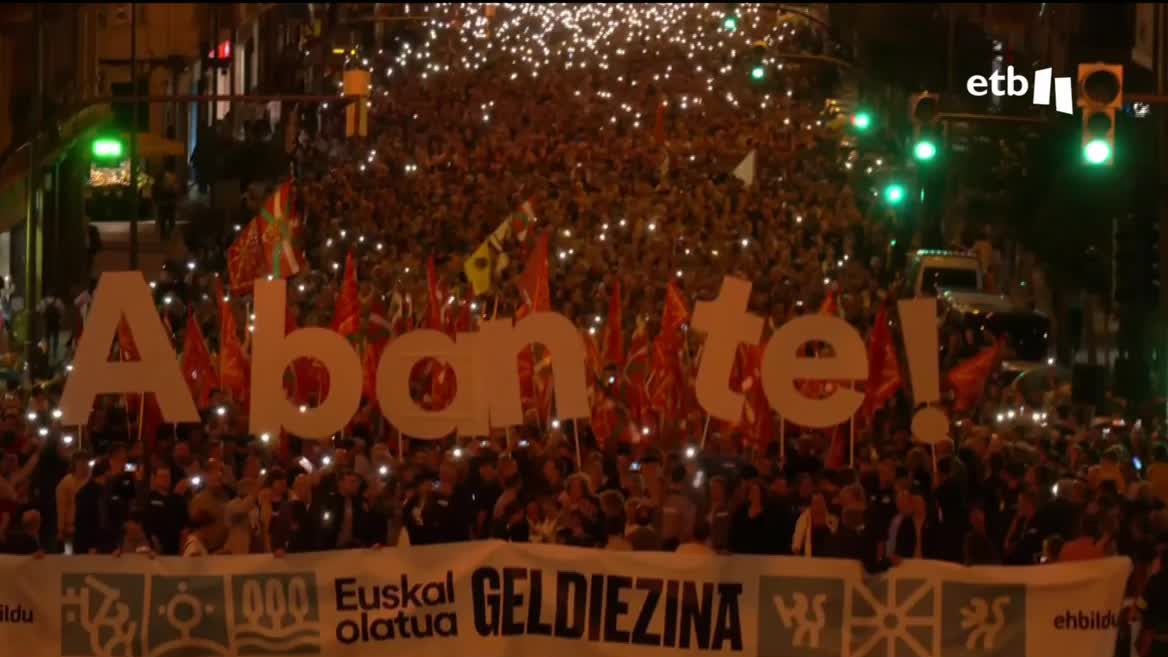 Miles de personas han marchado por las calles de la capital vizcaína, convocadas por la coalición soberanista, en una protesta para pedir la redistribución de la riqueza, el fin de la guerra y exigir soberanía. Arnaldo Otegi, coordinador general del partido, ha intervenido al término de la marcha.