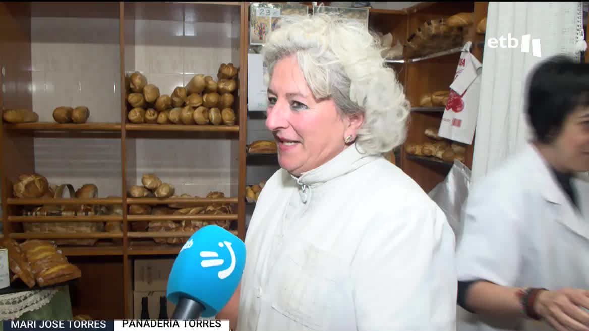El vídeo de la "visita" realizada ayer por una vaquilla a la panadería Torres de Laguardia se ha hecho viral. ETB ha estado con Mari Jose, la dueña, que ha contado cómo fue todo. Ella dice que estuvo tranquila y es que ya era la segunda vez que les entraba una res.