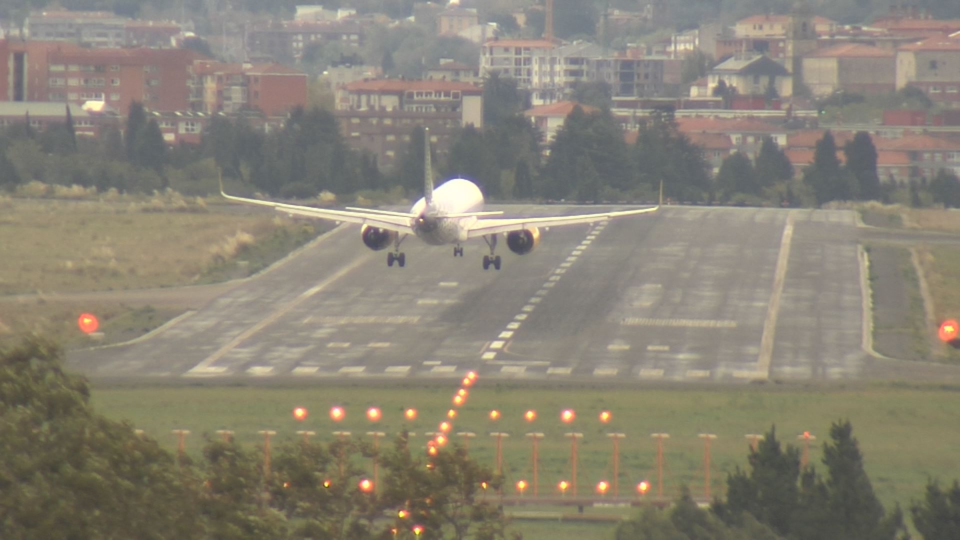 El viento impide aterrizar a un avión en Loiu.