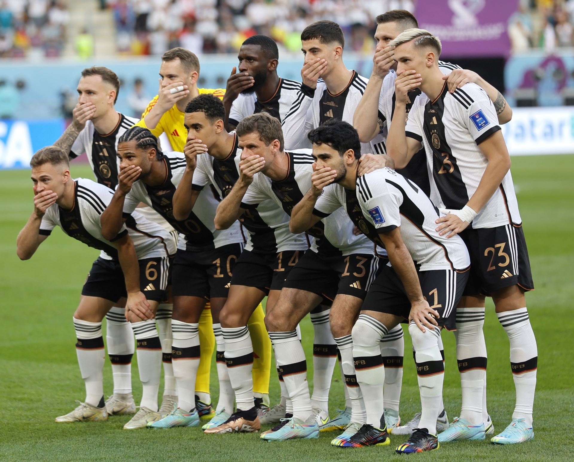 La alineación titular de Alemania, en la protesta. Foto: EFE.