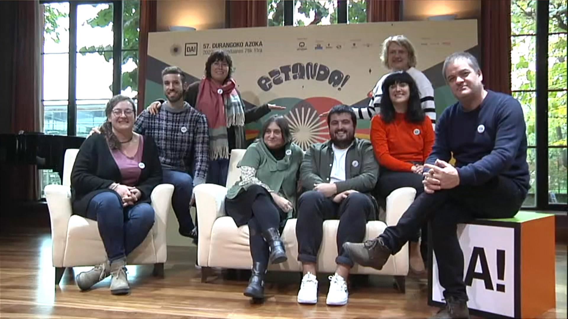 Durangoko Azokako arduradunak, gaurko aurkezpenean. ETBren bideo batetik ateratako irudia.