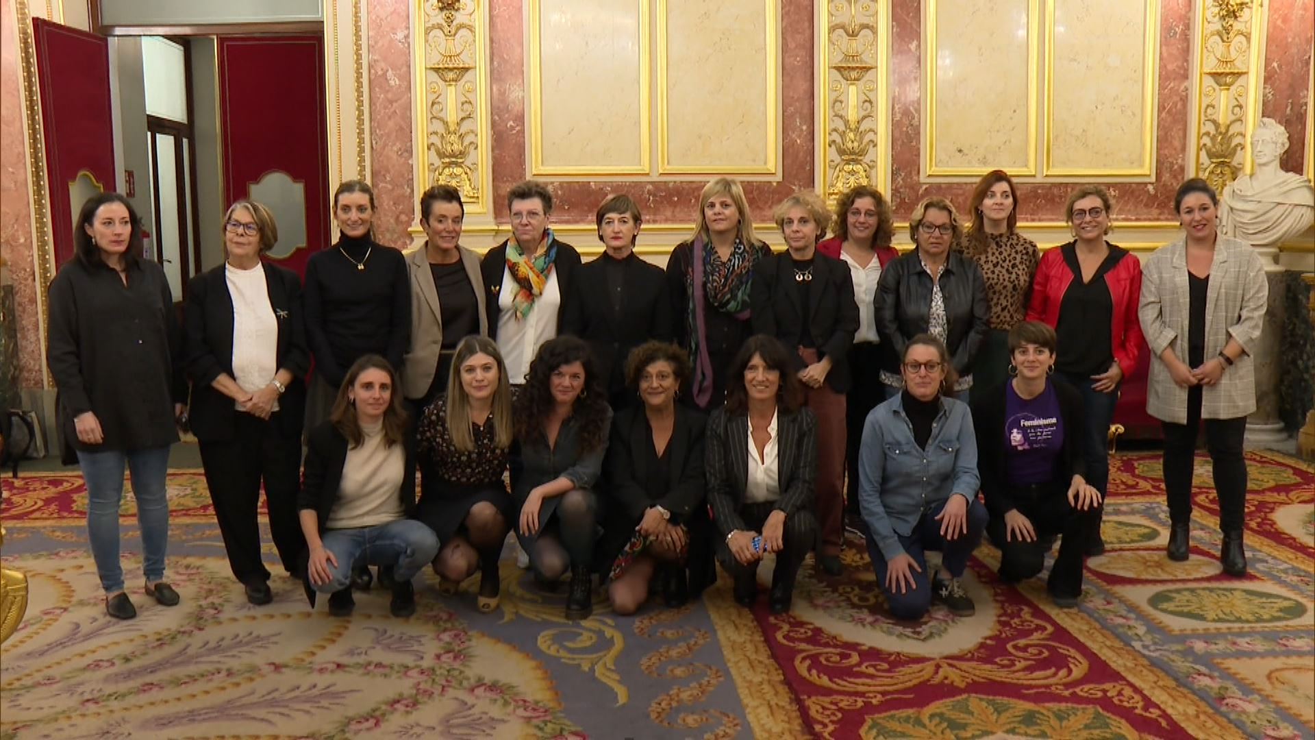 Diputadas del Congreso apoyando a Montero.