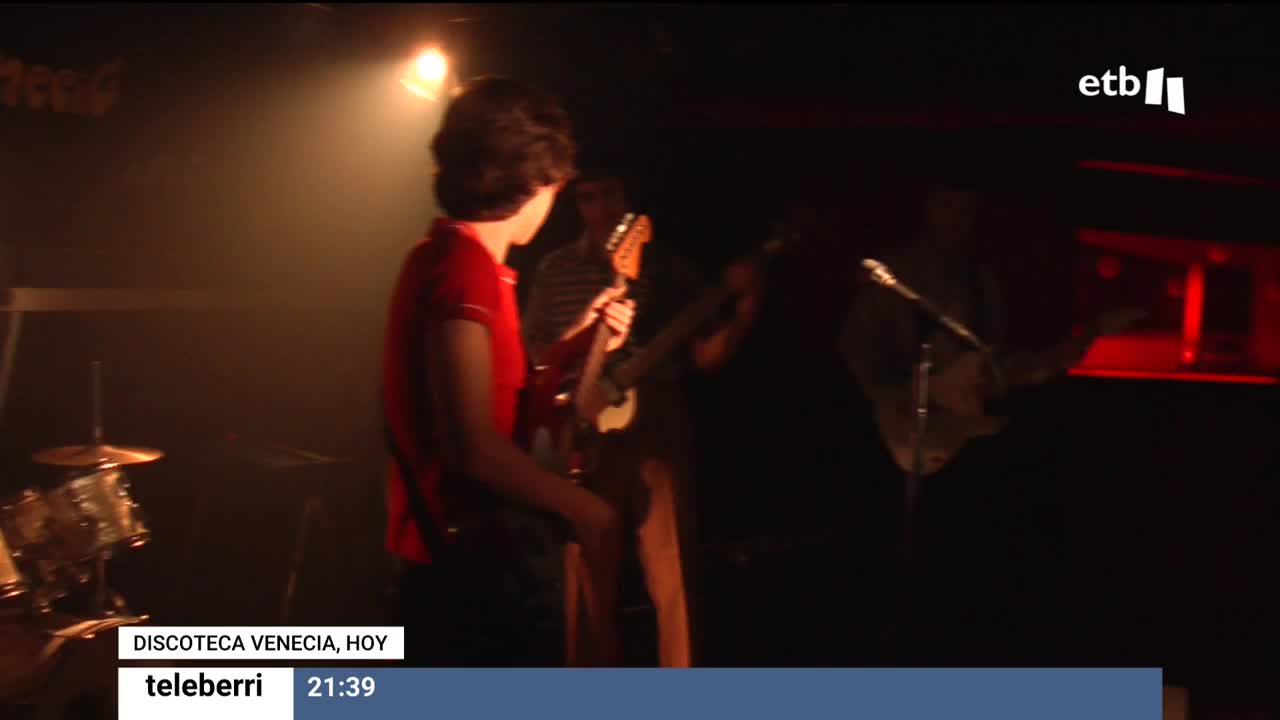 Visitamos el rodaje de la película, que mezcla ficción y documental, en la disoteca Venecia, entre Mutriku y Ondarroa.