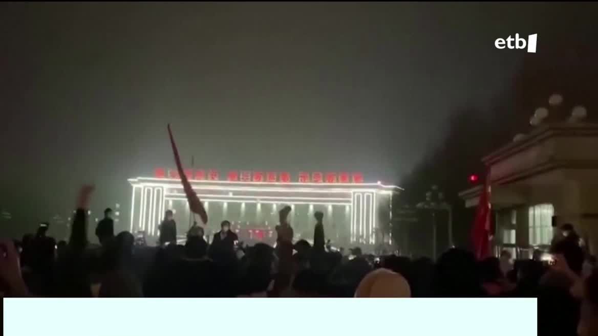 Txinak ezarritako "zero covid" politikaren ondorioz eraikina eta auzoa konfinatuta zeuden, eta bizilagunak oso haserre daude egindako kudeaketarekin. Urumqi hirian milaka pertsonak agintarien aurka egin dute.